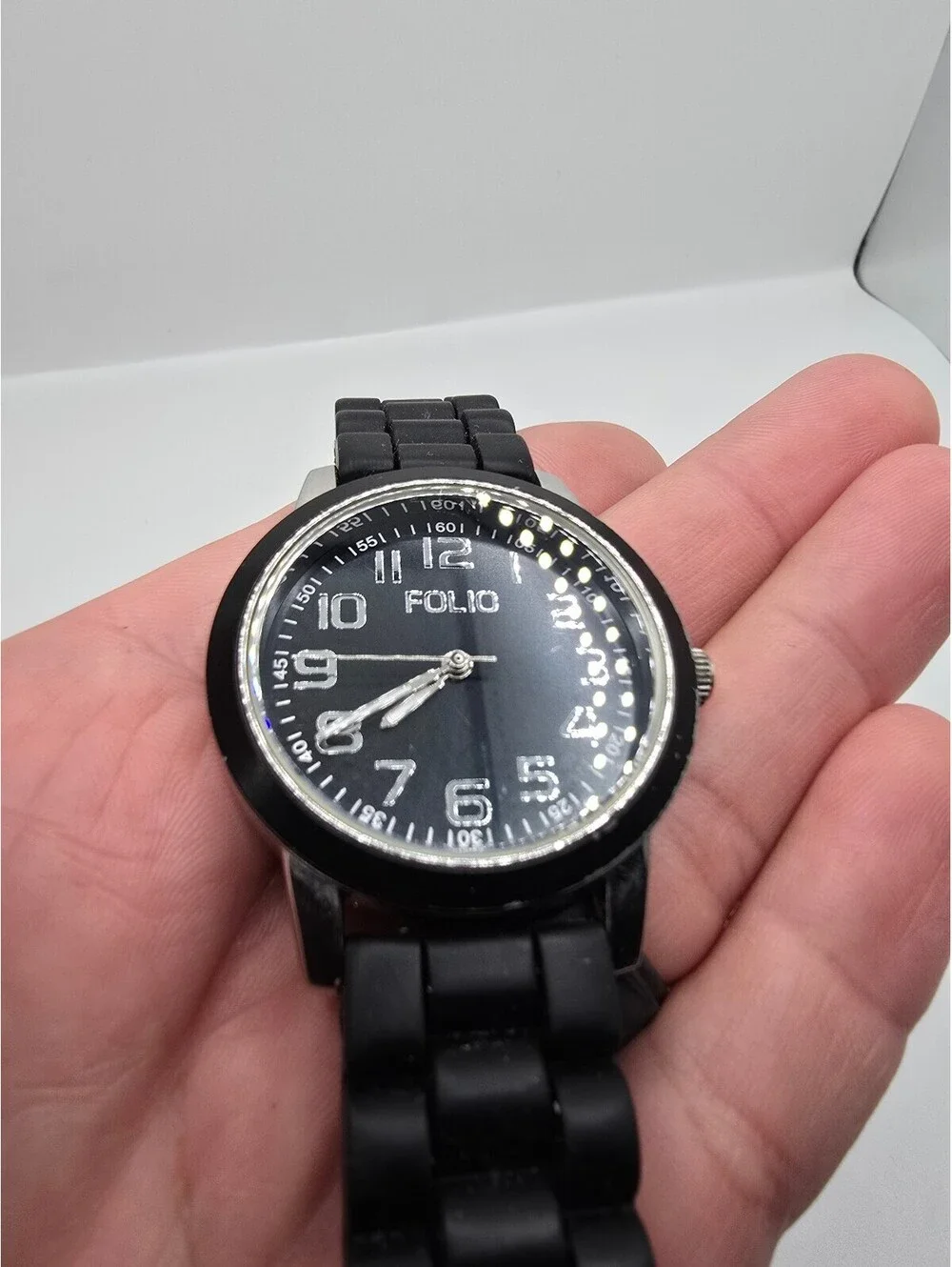 Folio Quartz Analog Watch Black Dial Arabic Numerals Silver Case Black Rubber